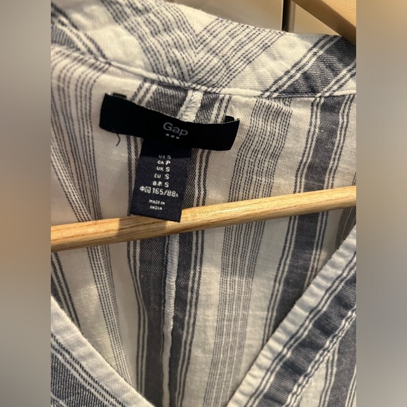 Gap women lightweight cotton v-neck top size S striped made in India - Picture 2 of 6